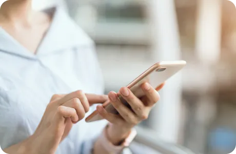 スマホで申し込む様子