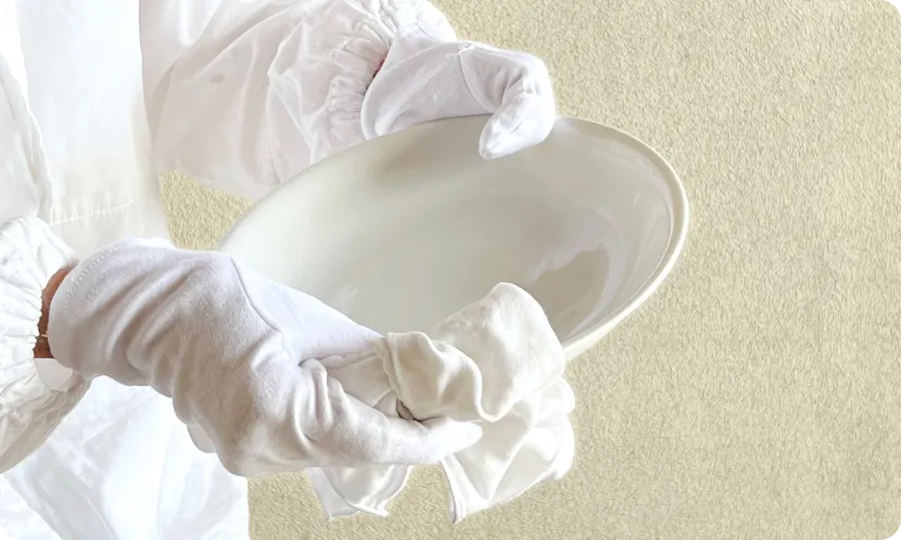 白手袋で食器を拭いている様子